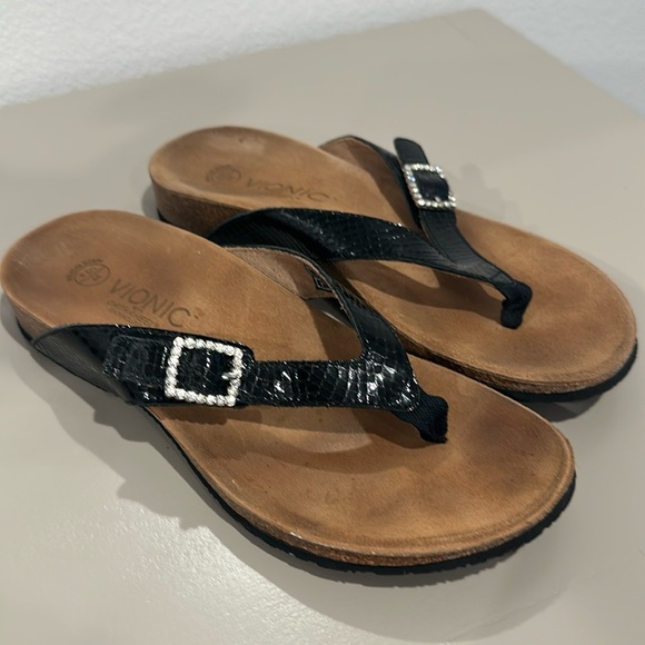 Vionic Shoes Size 8 - Picture 4 of 16